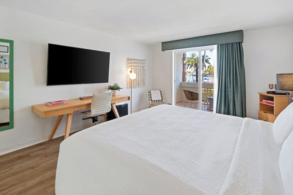 Superior Room, 1 King Bed, Balcony | In-room safe, desk, blackout drapes, iron/ironing board