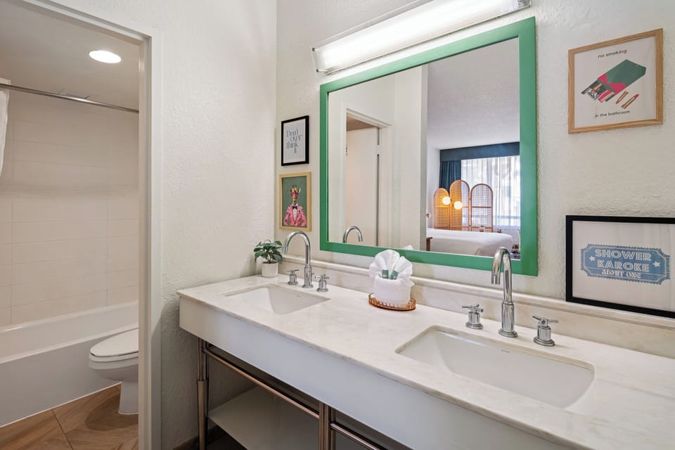 Classic Room, 1 King Bed | Bathroom | Free toiletries, hair dryer, bathrobes, towels