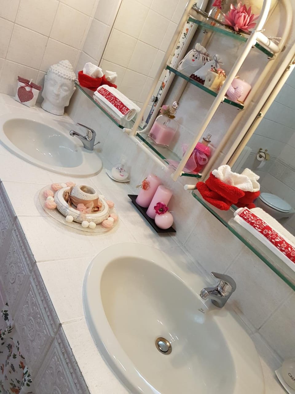 Shower, bidet, towels