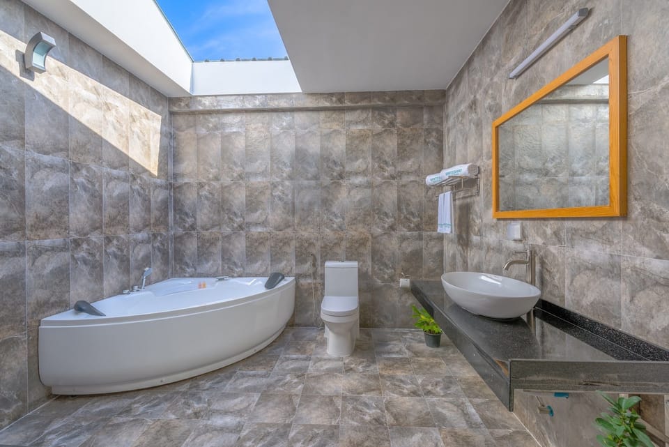 Suite, Jetted Tub | Bathroom | Free toiletries, towels
