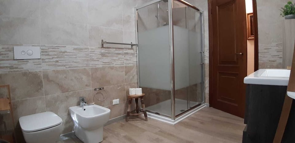 Comfort Double Room | Bathroom | Free toiletries, hair dryer, bidet, towels