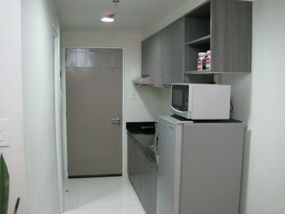 Suite | Private kitchenette | Fridge, microwave, stovetop, coffee/tea maker