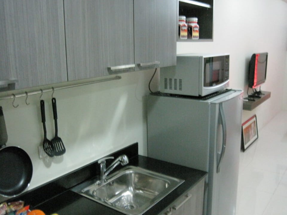 Suite | Private kitchenette | Fridge, microwave, stovetop, coffee/tea maker