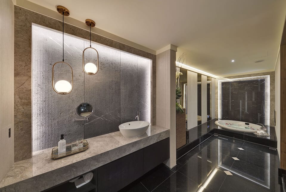 Separate tub and shower, jetted tub, free toiletries, hair dryer