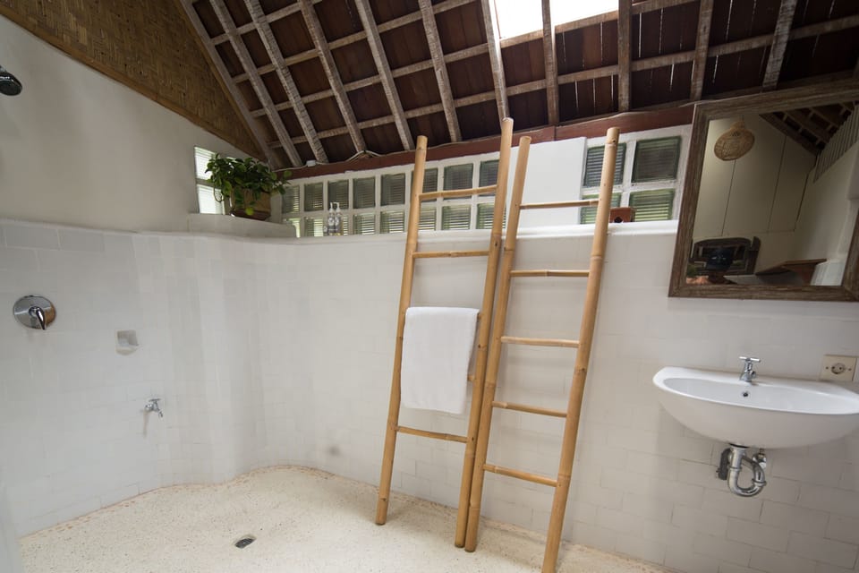 Superior Cottage, 2 Bedrooms, Garden View | Bathroom | Shower, free toiletries, bathrobes, towels
