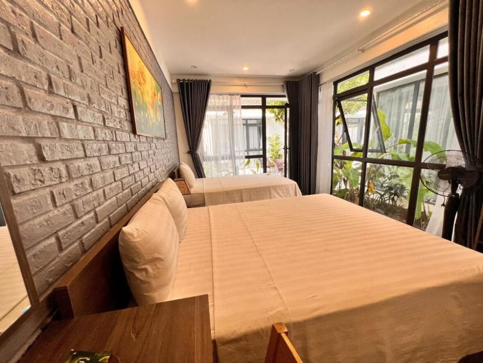 Deluxe Triple Room | Minibar, desk, blackout drapes, soundproofing