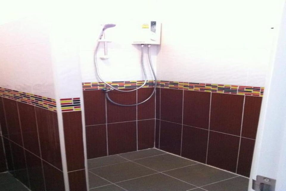 Standard Double Room | Bathroom shower