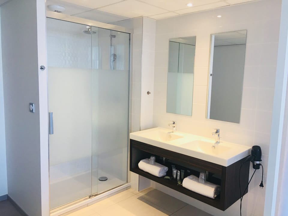 Suite, Terrace | Bathroom | Free toiletries, hair dryer, towels