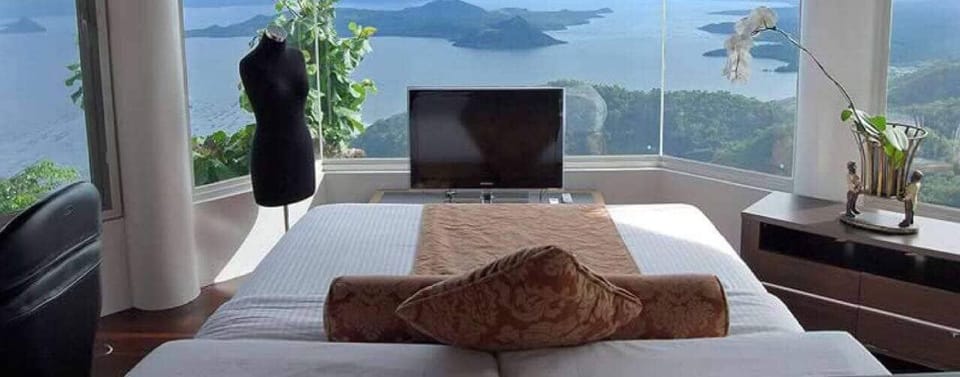 Romantic (Honeymoon Suite) | Desk, iron/ironing board, free WiFi, bed sheets