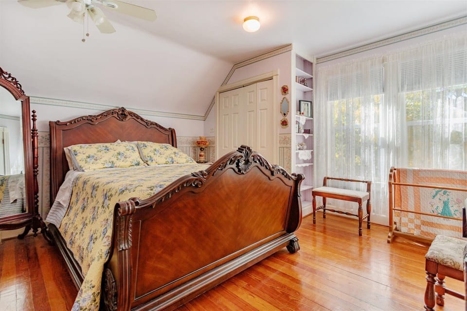 Lavender Room | Egyptian cotton sheets, premium bedding, Tempur-Pedic beds