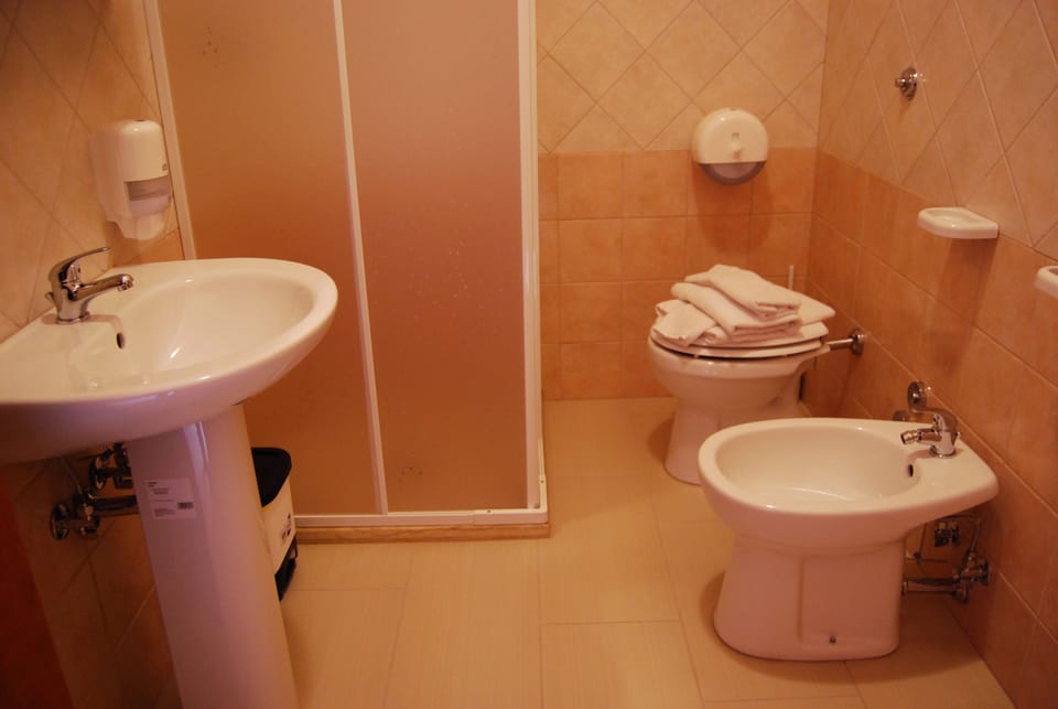 Quadruple Room | Bathroom | Shower, free toiletries, hair dryer, bidet