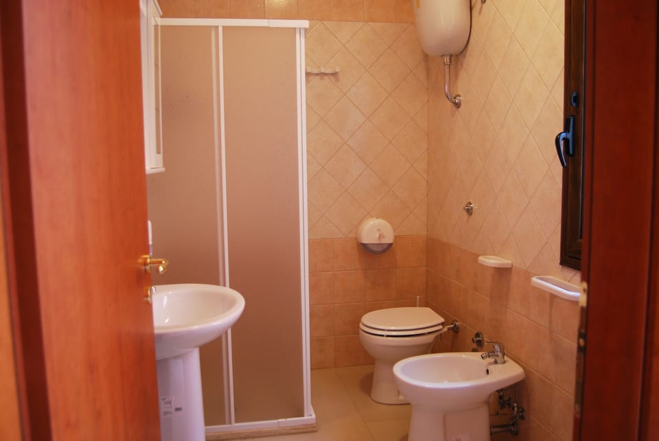 Standard Double Room, Pool View | Bathroom | Shower, free toiletries, hair dryer, bidet