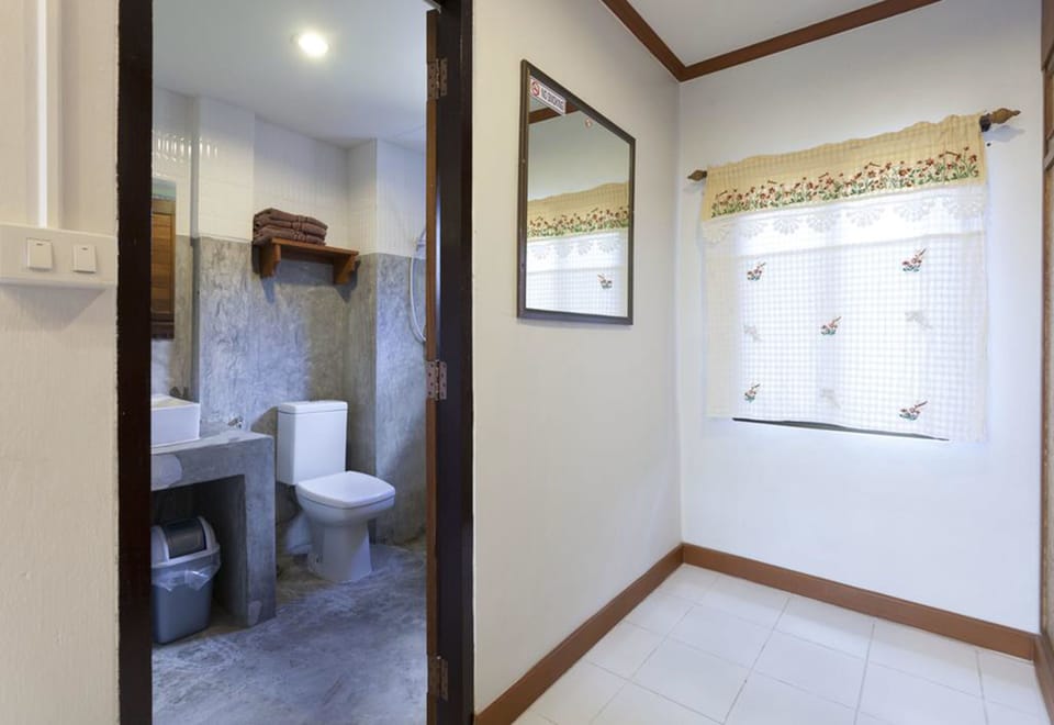 Shower, free toiletries, towels