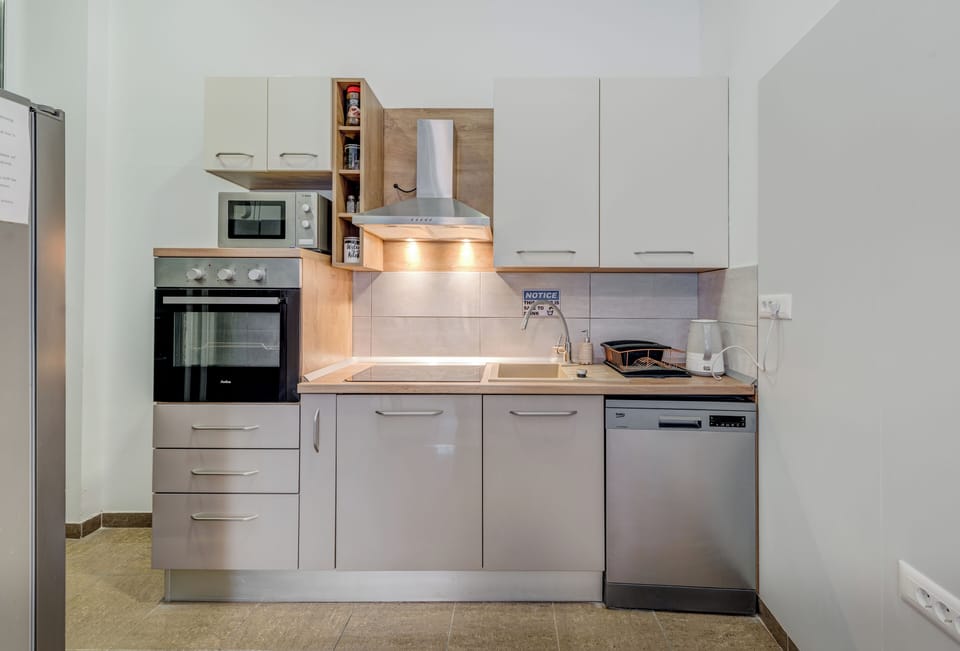 Full-size fridge, microwave, oven, stovetop