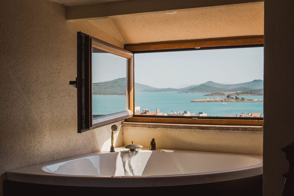 Luxury Room | Minibar, WiFi (free), bed sheets