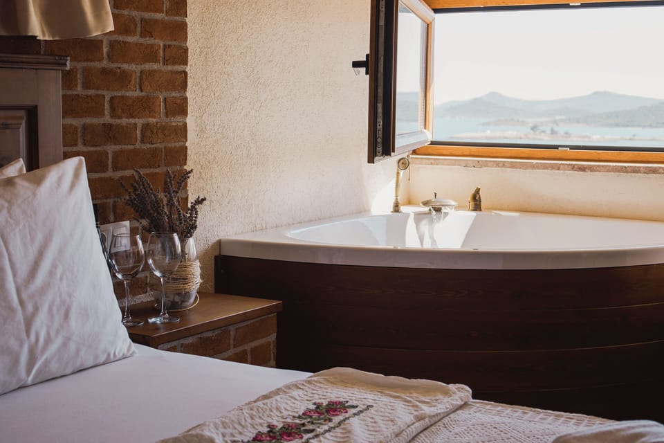Luxury Room | Minibar, WiFi (free), bed sheets