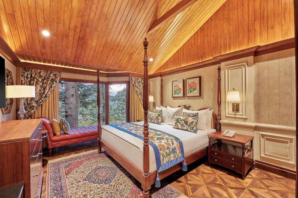 Room, 1 Queen Bed | 1 bedroom, premium bedding, minibar, in-room safe