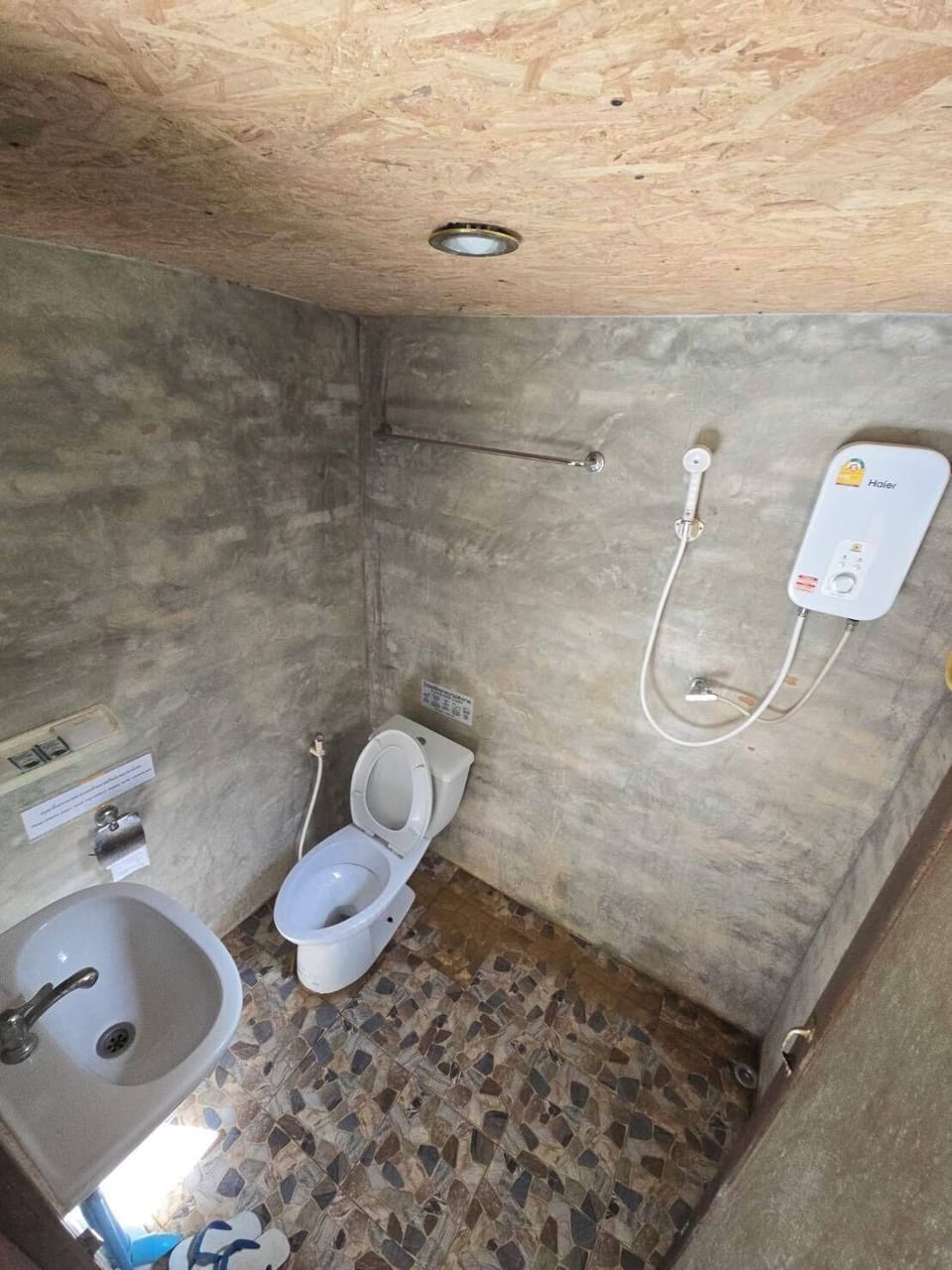 Rim Nam | Bathroom | Shower, rainfall showerhead, free toiletries, towels