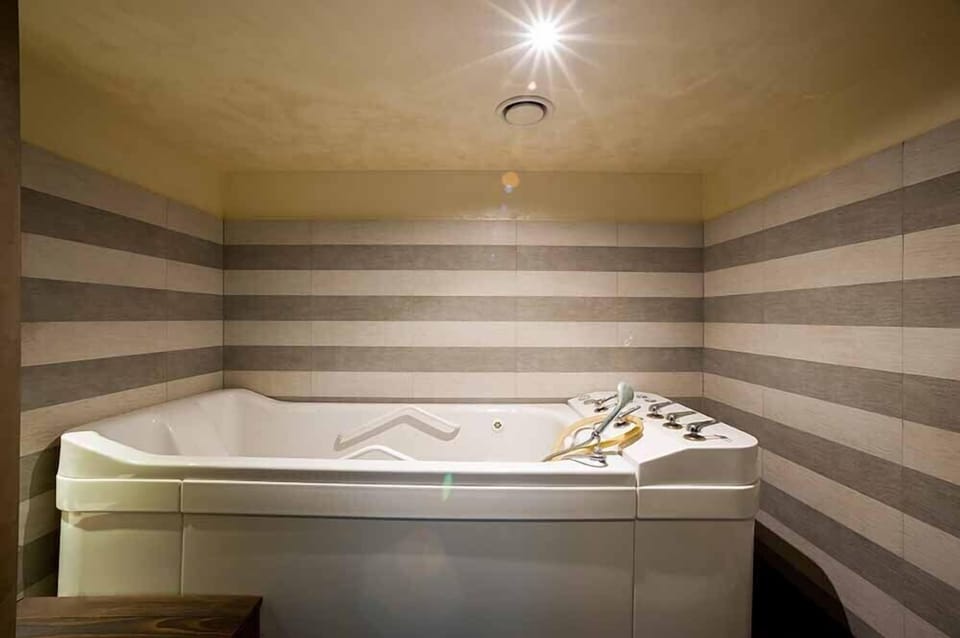 Indoor spa tub