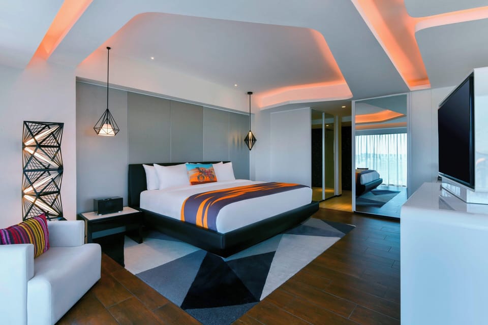 Suite, 1 King Bed, Corner | Premium bedding, pillowtop beds, minibar, in-room safe
