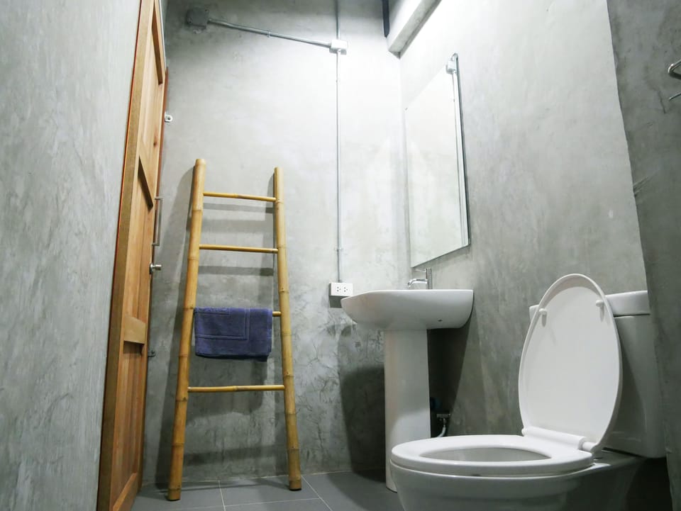 Double room | Bathroom | Shower, rainfall showerhead, free toiletries, hair dryer