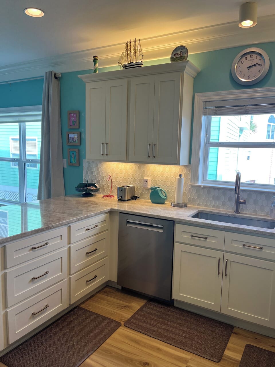 Fully-equipped kitchen. 