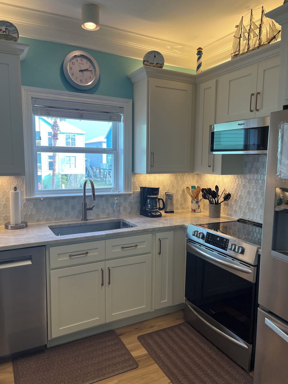 Fully-equipped kitchen. 