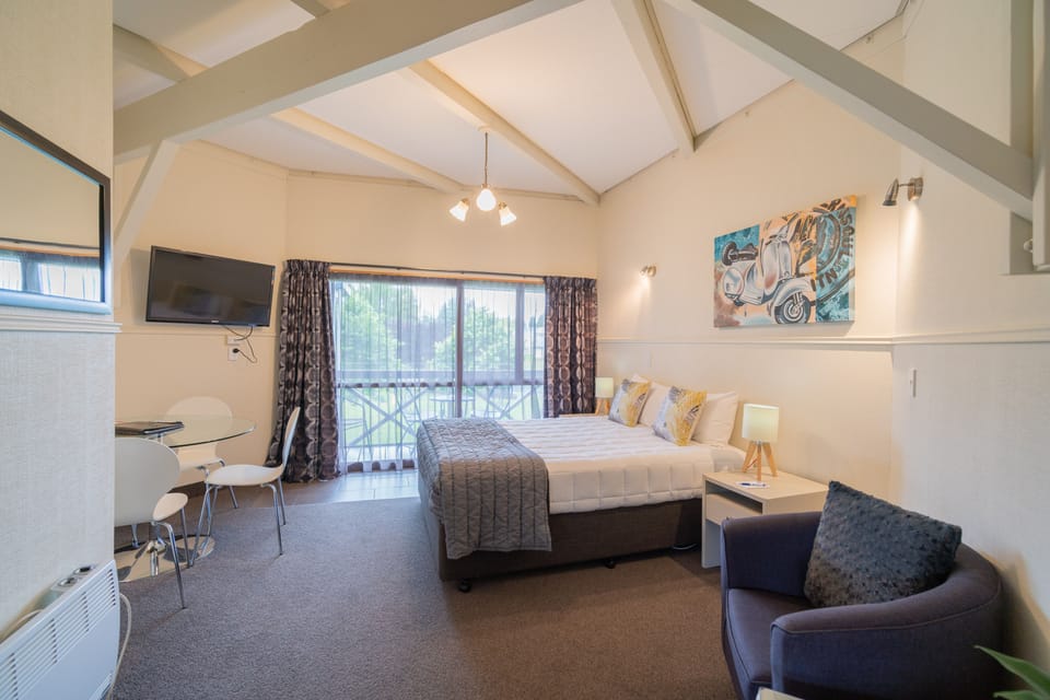 Standard Apartment, 1 Bedroom | Laptop workspace, blackout drapes, iron/ironing board, WiFi (free)