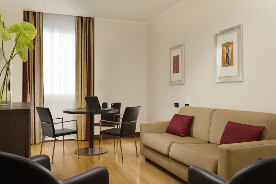 Business Suite | Premium bedding, down comforters, minibar, in-room safe