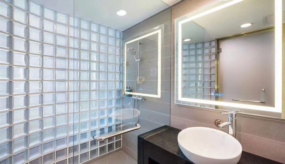 Standard Room, 1 King Bed with Sofa bed | Bathroom | Combined shower/tub, rainfall showerhead, free toiletries, hair dryer