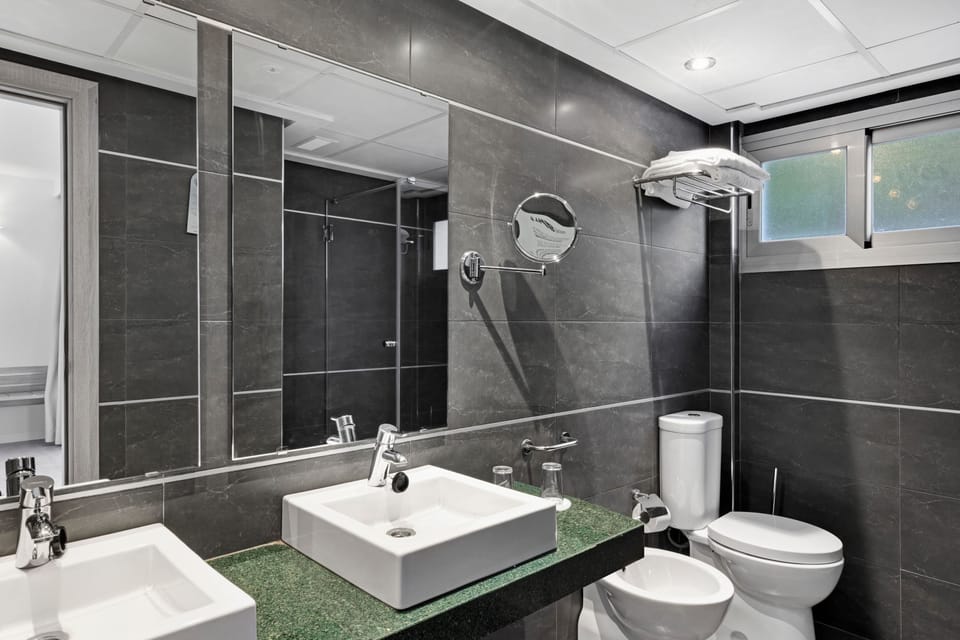 Standard Double Room, Balcony | Bathroom | Free toiletries, hair dryer, towels