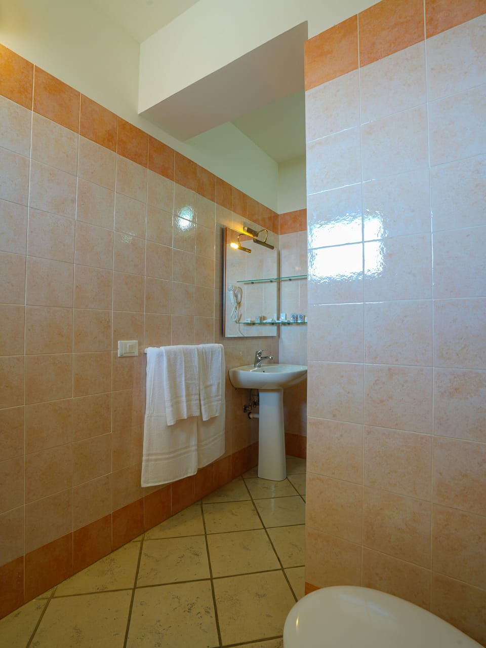 Standard Studio | Bathroom | Shower, free toiletries, hair dryer, bidet