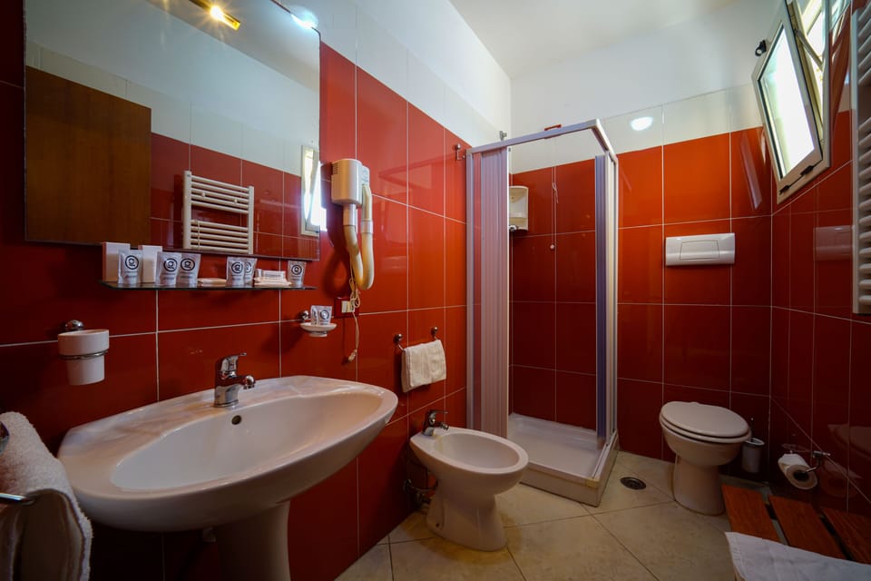 Family Apartment | Bathroom | Shower, free toiletries, hair dryer, bidet
