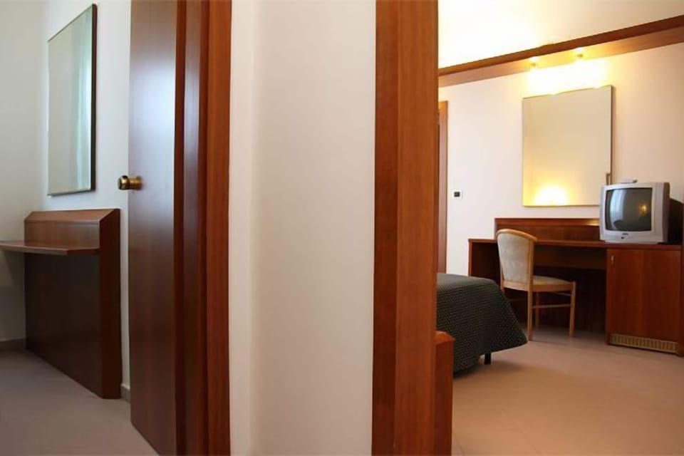 Double Room | Frette Italian sheets, pillowtop beds, minibar, in-room safe