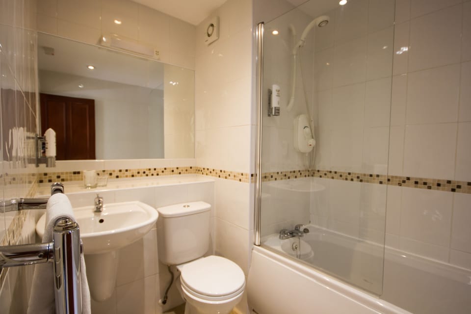 Rainfall showerhead, hair dryer, towels