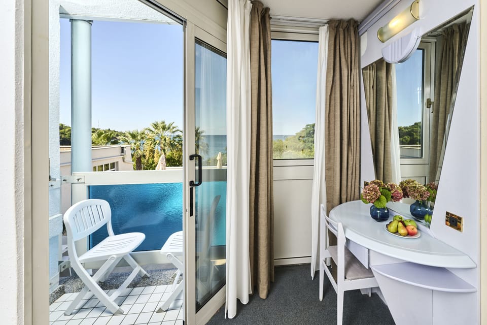 Classic room with balcony, Sea view | Desk, blackout drapes, free WiFi, bed sheets