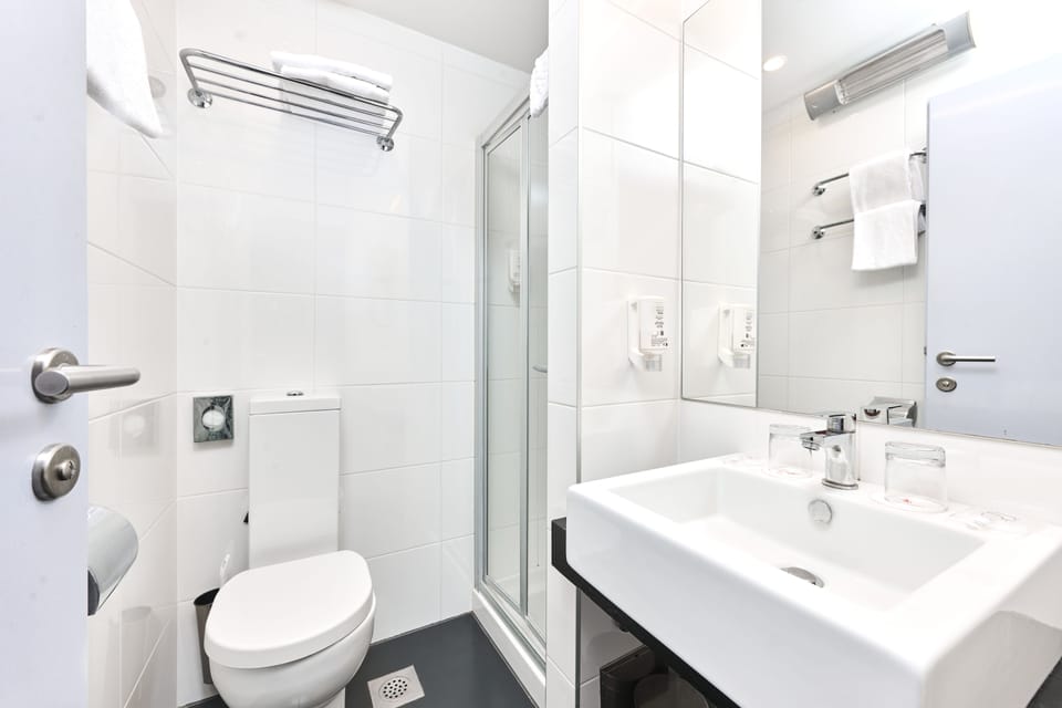 Classic room with balcony - extra bed | Bathroom | Shower, free toiletries, hair dryer, towels