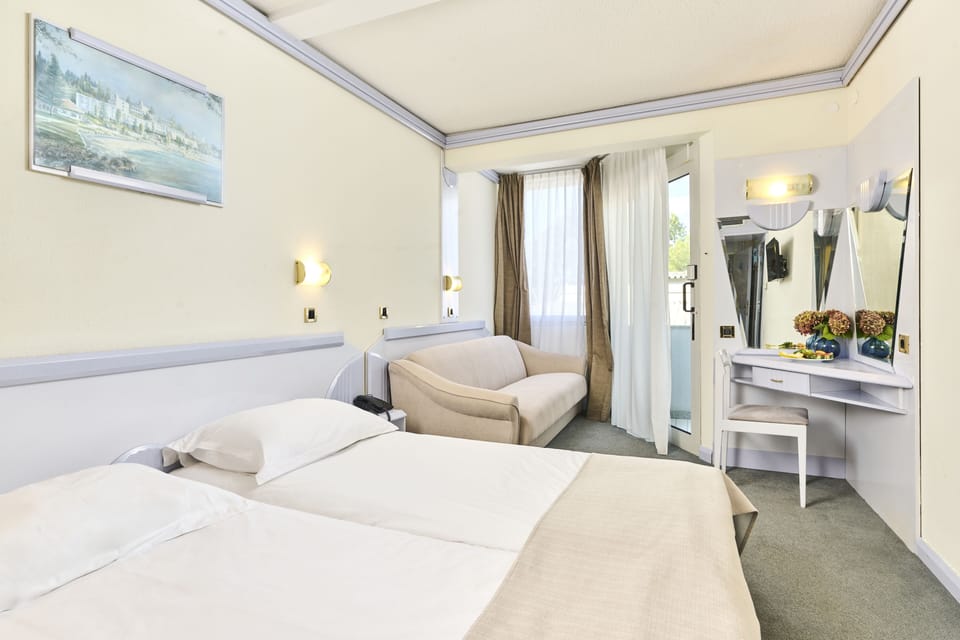 Classic room with balcony - extra bed | Desk, blackout drapes, free WiFi, bed sheets