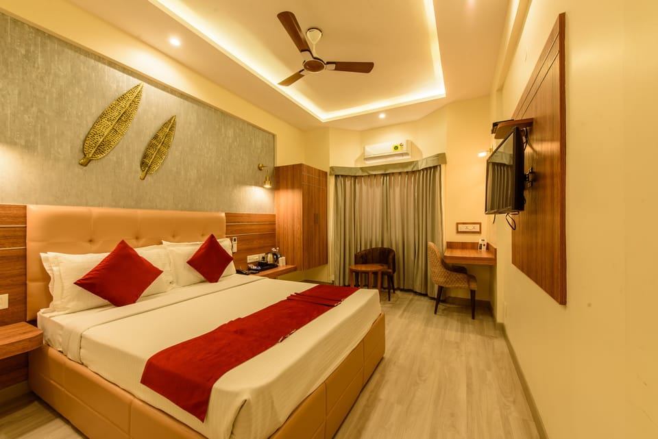 Superior Room, 1 King Bed | Egyptian cotton sheets, in-room safe, desk, laptop workspace