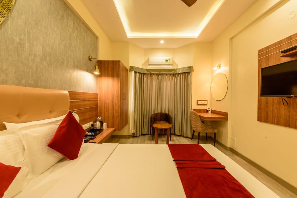 Superior Room, 1 King Bed | Egyptian cotton sheets, in-room safe, desk, laptop workspace