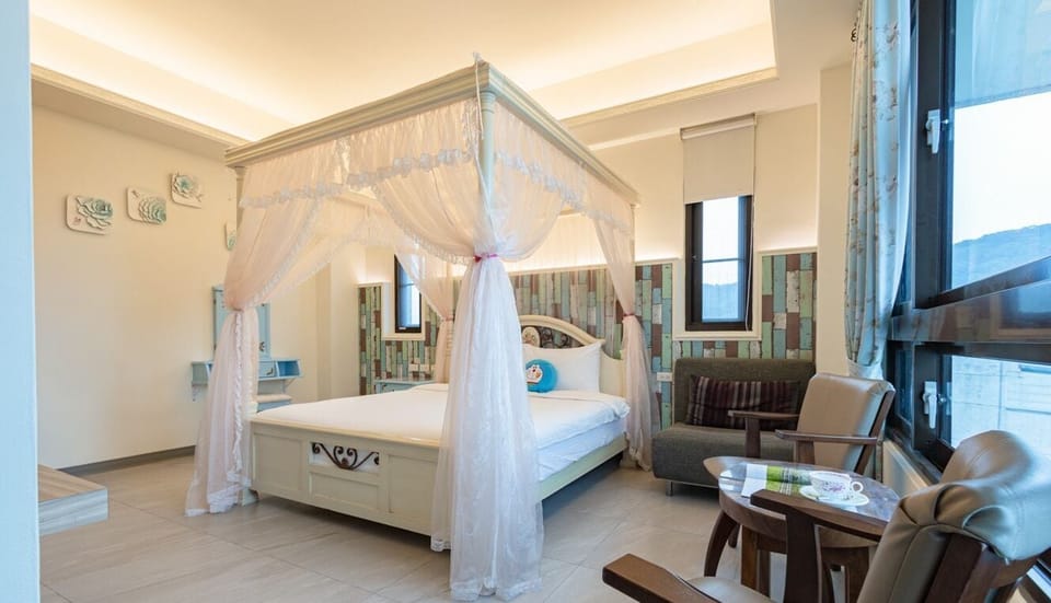 Deluxe Double Room, Private Bathroom | Individually decorated, individually furnished, desk, blackout drapes