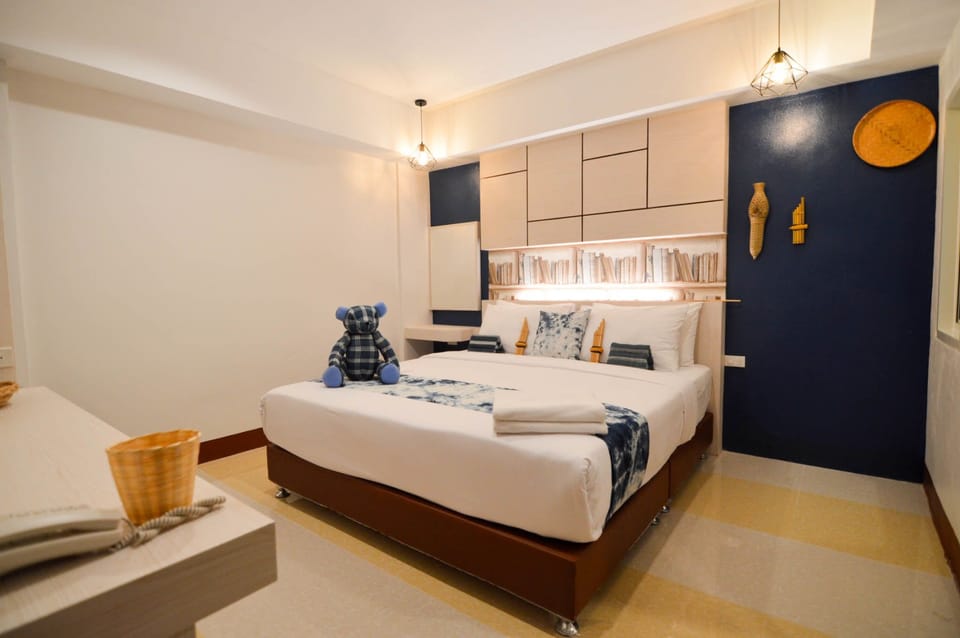 Deluxe Double Room | Hypo-allergenic bedding, minibar, desk, blackout drapes