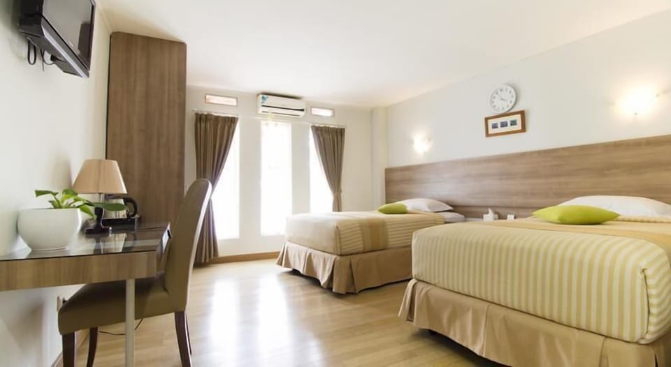 Deluxe Room | Desk, iron/ironing board, free WiFi