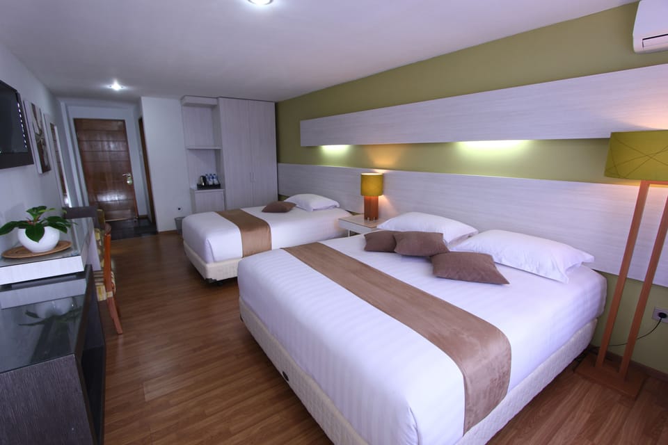 Family Room | Desk, iron/ironing board, free WiFi