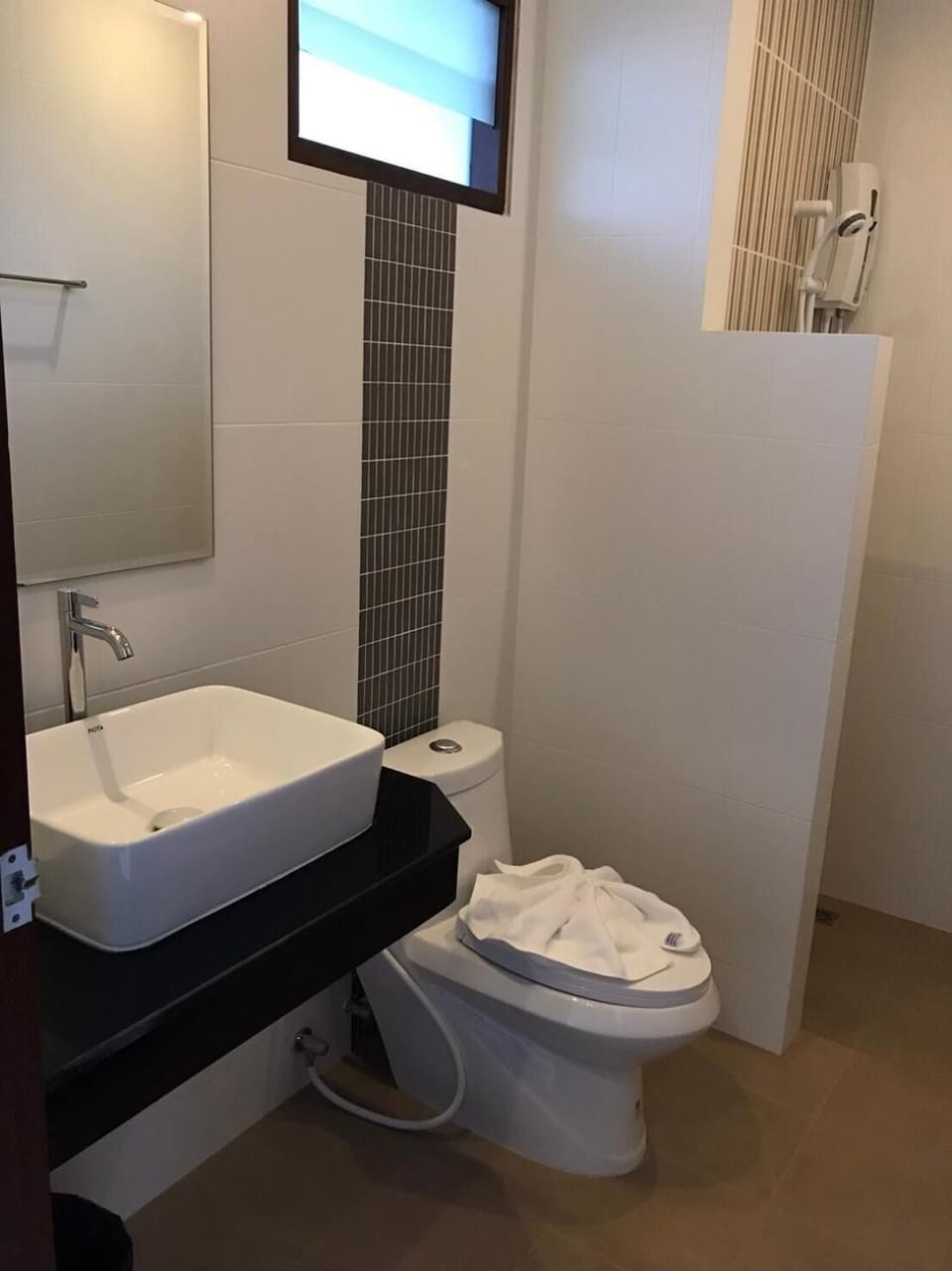 Shower, free toiletries, towels