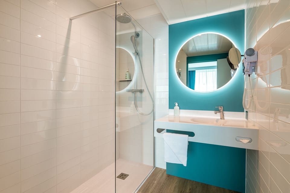 Combined shower/tub, rainfall showerhead, free toiletries, hair dryer