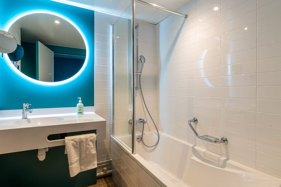 Combined shower/tub, rainfall showerhead, free toiletries, hair dryer