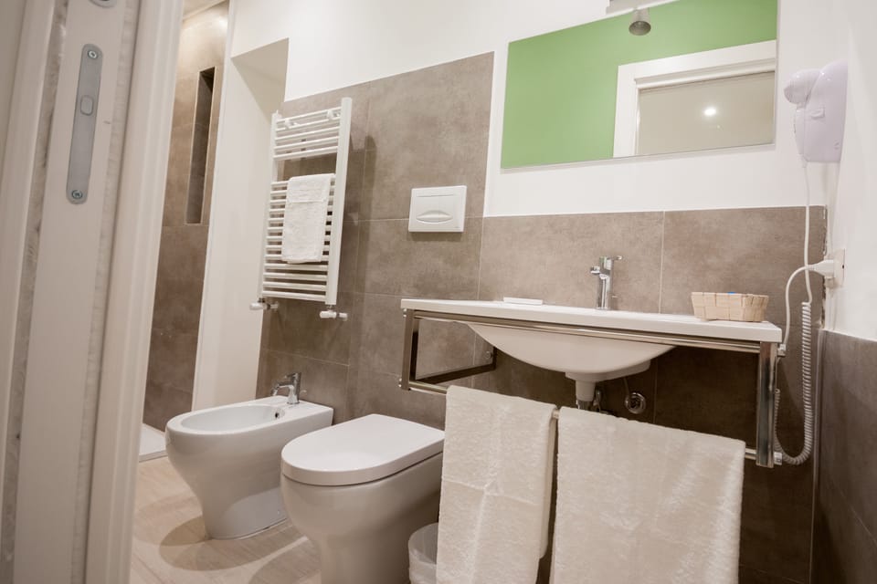 Comfort Double Room, 1 Bedroom, Ensuite (Ballaro') | Bathroom | Shower, rainfall showerhead, hair dryer, bidet