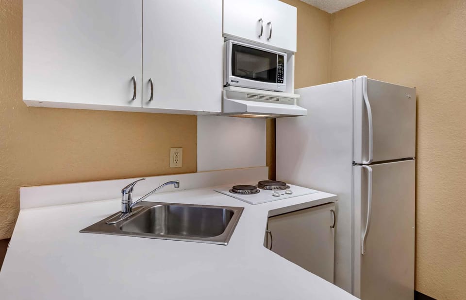 Studio, 2 Double Beds, Non Smoking | Private kitchen | Full-size fridge, microwave, stovetop, coffee/tea maker