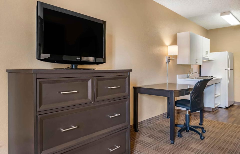 Studio, 1 Queen Bed, Accessible, Non Smoking | Desk, laptop workspace, iron/ironing board, free WiFi